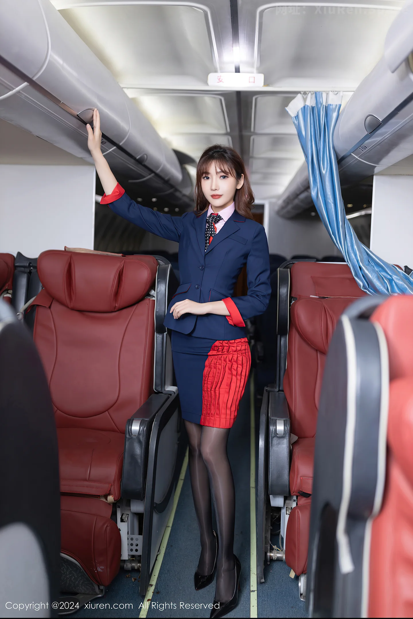 图片[4]-[XiuRen秀人网]VOL.8196 模特陆萱萱性感粉色空姐制服露粉色内衣秀柔美身段迷人诱惑写真80P-秀人网官方网站